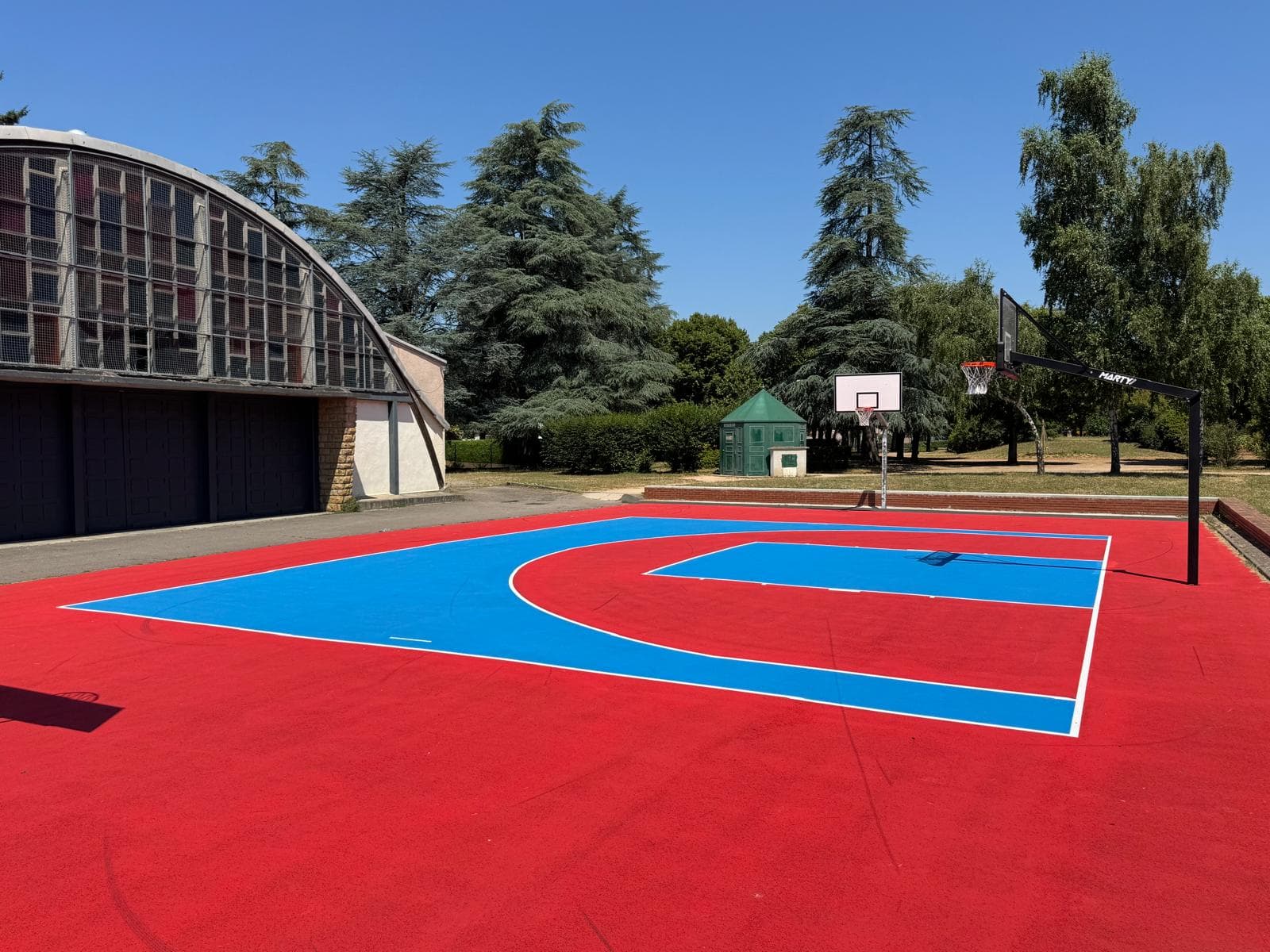 Réalisation Avanti Sport — Sol résine basket, Saint-Just-Saint-Rambert